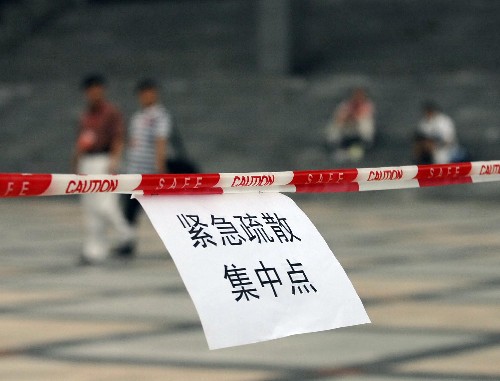 考點(diǎn)內(nèi)設(shè)置的緊急疏散集中點(diǎn)(7月3日攝)。 當(dāng)日,備受關(guān)注的川甘12萬(wàn)地震災(zāi)區(qū)考生順利步入高考考場(chǎng),考試時(shí)間是7月3日、4日、5日。其中,大約有78%的考生在本地活動(dòng)板房參加考試,15%的考生在本地經(jīng)過抗震鑒定合格的教室里參加考試,極少部分考生到異地參加考試。 新華社記者 章磊 攝