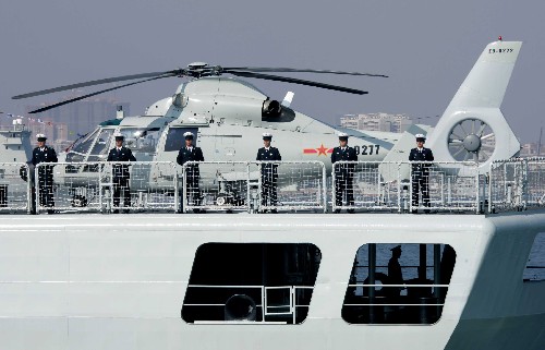 這是隨“深圳”艦出訪的“直九”艦載直升機(11月21日攝)。 11月21日,應日本海上自衛(wèi)隊的邀請,中國海軍“深圳”號導彈驅(qū)逐艦從廣東湛江港啟航,將于11月28日至12月1日對日本進行友好訪問。此次訪問是為紀念中日邦交正常化35周年而進行的一次重要活動,是中國海軍艦艇歷史上首次訪問日本。