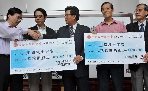 5月13日,中央政府駐港聯(lián)絡(luò)辦副主任周俊明(中)與香港工會(huì)聯(lián)合會(huì)及香港海員工會(huì)代表在支票遞交儀式上。當(dāng)日,香港多個(gè)團(tuán)體通過(guò)中聯(lián)辦遞交捐款,協(xié)助四川地震災(zāi)區(qū)抗災(zāi)救災(zāi)工作。 新華社記者 呂小煒 攝