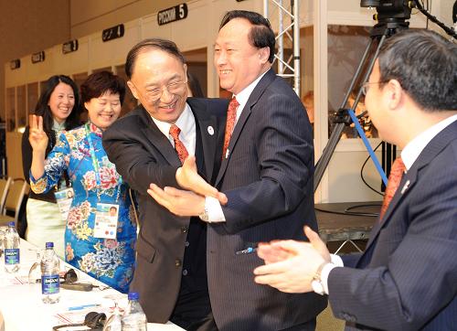 2月10日,中國國家體育總局局長劉鵬(左三)和南京市委書記、青奧會(huì)申辦委員會(huì)主任朱善璐(左四)等在申辦成功后相互祝賀。當(dāng)日,國際奧委會(huì)第122屆全會(huì)在溫哥華決定,將2014年第二屆夏季青年奧林匹克運(yùn)動(dòng)會(huì)的承辦權(quán)授予中國的南京市。新華社記者 楊磊 攝