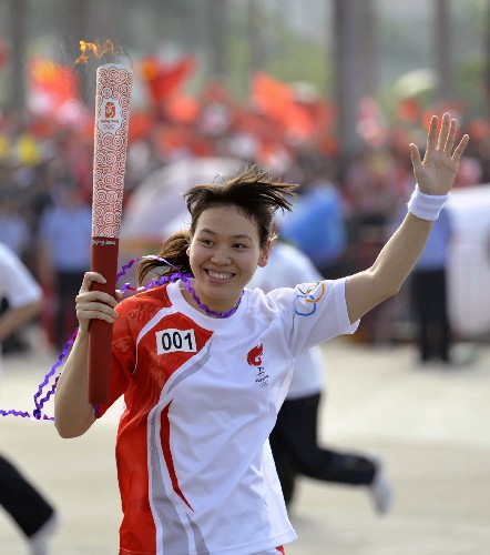 北京奧運(yùn)圣火傳遞活動(dòng)在惠州舉行 5月9日,第一棒火炬手、游泳名將陳秀君手持火炬?zhèn)鬟f。當(dāng)日,北京奧運(yùn)圣火傳遞活動(dòng)在廣東省惠州市舉行。 新華社記者劉大偉攝