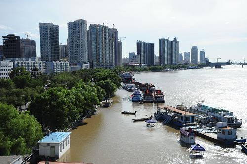 這是8月26日拍攝的松花江哈爾濱市區(qū)段水情。據(jù)水文部門監(jiān)測,松花江干流洪峰8月26日抵達(dá)哈爾濱。當(dāng)日15時(shí),松花江哈爾濱段水位為119.49米,這是繼1998年特大洪水以來松花江哈爾濱段出現(xiàn)的最高水位,當(dāng)?shù)馗鲹岆U(xiǎn)隊(duì)伍已進(jìn)入臨戰(zhàn)狀態(tài)。新華社發(fā)(張清云攝)