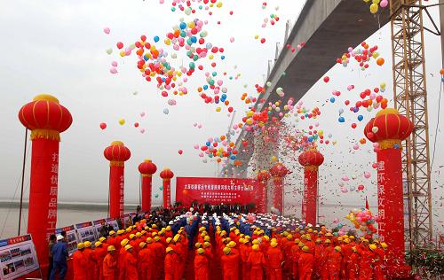 10月12日,大西鐵路客運專線晉陜黃河特大橋實現(xiàn)合龍。10月12日,我國高速鐵路跨越黃河最長、建設規(guī)模最大的橋梁——大同至西安客運專線晉陜黃河特大橋順利合龍。據(jù)了解,晉陜黃河特大橋連接山西省永濟市和陜西省合陽縣,是大西客運專線“三隧一橋”重點控制工程之一。大橋全長9969米,自西向東跨越黃河,連接起山西、陜西兩省,是目前我國高速鐵路跨越黃河最長、建設規(guī)模最大的橋梁,堪稱“高鐵黃河第一橋”。新華社發(fā)(薛俊 攝)