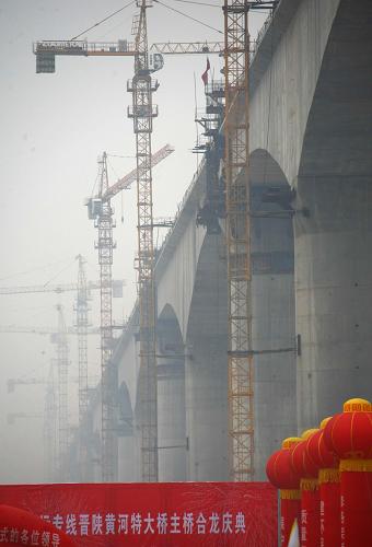 這是10月12日拍攝的大西鐵路客運專線晉陜黃河特大橋。新華社發(fā)(薛俊 攝)