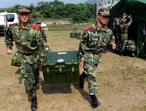 8月6日,在福州戰(zhàn)坂訓練基地,衛(wèi)勤人員搬運野戰(zhàn)醫(yī)療器材。新華社發(fā)(李濤攝)