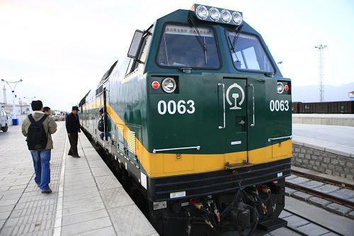 7月1日,執(zhí)行青藏鐵路西寧-拉薩段客運(yùn)列車(chē)牽引行駛?cè)蝿?wù)的大功率機(jī)車(chē)在做出發(fā)前的準(zhǔn)備工作。當(dāng)日,是青藏鐵路安全運(yùn)營(yíng)3周年紀(jì)念日。青藏鐵路是目前世界上海拔最高的高原鐵路運(yùn)輸線,全長(zhǎng)近2000公里,近一半鐵路海拔都在4000米以上。青藏鐵路自2006年7月1日正式通車(chē)以來(lái),順利通過(guò)了線路路基應(yīng)力變化期、凍土路基穩(wěn)定期和新設(shè)備適應(yīng)期的嚴(yán)峻考驗(yàn)。截止今年5月底,青藏鐵路共發(fā)送旅客1386萬(wàn)多人次,發(fā)送貨物6290多萬(wàn)噸,為促進(jìn)青藏兩省區(qū)的經(jīng)濟(jì)和社會(huì)發(fā)展作出了突出貢獻(xiàn)。 新華社記者 李明放 攝