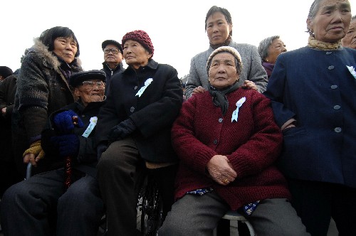 12月13日,南京大屠殺幸存者及其家屬在悼念活動現(xiàn)場。