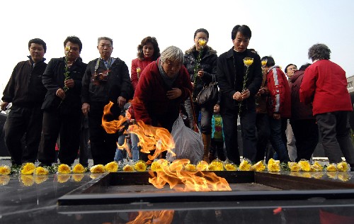 12月13日,南京市民在侵華日軍南京大屠殺遇難同胞紀(jì)念館新落成的祭場獻花。