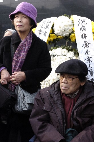 12月13日,侵華日軍老兵三谷翔(右)參加悼念活動。