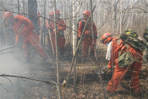 5月2日,森警戰(zhàn)士們正在清理火場。新華社記者程子龍攝