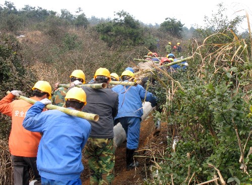 2月13日,國(guó)家電網(wǎng)湖南省送變電建設(shè)公司的工人將沉重的水泥電桿抬上京廣線郴州境內(nèi)坳上段搶修現(xiàn)場(chǎng)。2月15日凌晨零時(shí)許,隨著郴州電網(wǎng)110千伏的“城槐線”恢復(fù)送電、“城宜線”開(kāi)通、“槐樹(shù)下”牽引變電站恢復(fù)雙電源,國(guó)家電網(wǎng)湖南電力公司動(dòng)員8000人展開(kāi)的京廣鐵路郴州段恢復(fù)“雙電源”供電會(huì)戰(zhàn)獲得重大突破。至此,逐步獲得供電“雙保險(xiǎn)”的電力機(jī)車(chē)重新奔馳在京廣鐵路郴州段,對(duì)即將到來(lái)的春運(yùn)新高峰具有重大意義。新華社記者 蘇曉洲 攝