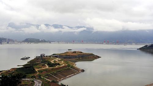 這是蓄水后的三峽大壩(9月22日攝)。當(dāng)日,長江上游來水流量跌至2萬立方米/秒以下,低于三峽出庫流量。這是三峽水庫自9月10日啟動(dòng)“175米蓄水”以來遇到首次明顯的“入不敷出”,水庫水位因此稍有回落。新華社發(fā)(鄭家裕 攝)