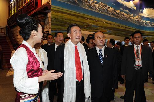 這是儀式結(jié)束后,吳邦國參觀中國省區(qū)市聯(lián)合館西藏自治區(qū)展館。新華社記者 李濤 攝