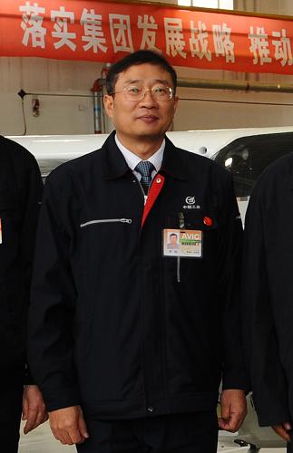 殲-15艦載機(jī)研制現(xiàn)場總指揮羅陽去世 殲-15艦載機(jī)研制現(xiàn)場總指揮,中國航空工業(yè)集團(tuán)公司旗下的沈陽飛機(jī)工業(yè)(集團(tuán))有限公司董事長、總經(jīng)理羅陽在大連執(zhí)行任務(wù)時(shí)突發(fā)心肌梗死、心源性猝死,經(jīng)搶救無效于11月25日在工作崗位上殉職,享年51歲。羅陽追悼會將于29日上午在沈陽舉行。 這是羅陽同志的資料照片。 新華社發(fā)