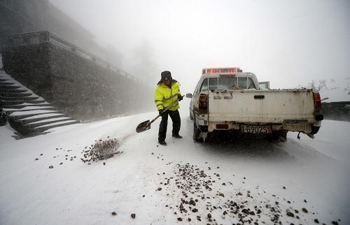 12月29日,廬山公安局交警大隊民警在北山積雪的路面鋪灑石子防滑。當(dāng)日,暴雪襲擊江西廬山,廬山管理局發(fā)布道路結(jié)冰橙色預(yù)警及暴雪橙色預(yù)警,目前廬山路面積雪厚度已超過10厘米,截至記者發(fā)稿時,暴雪仍在繼續(xù)。新華社記者 周科 攝