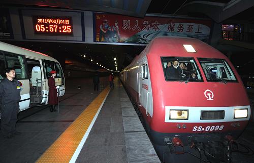 3月1日,來自吉林的全國政協(xié)委員乘坐Z62次列車抵達北京站,這是首批抵京參加全國政協(xié)十一屆四次會議的京外委員。新華社記者 張鐸 攝