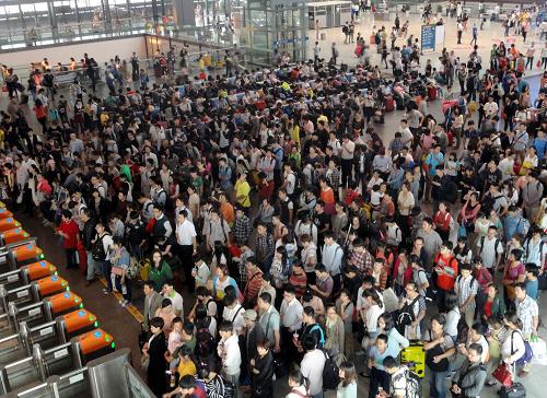 9月30日,旅客在江蘇蘇州火車站候車大廳內(nèi)等候乘車。當(dāng)日是國(guó)慶假期前一天,全國(guó)各地迎來國(guó)慶長(zhǎng)假首個(gè)出行高峰。新華社發(fā)(王建康 攝)