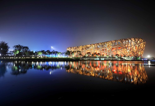 這是7月16日晚拍攝的國(guó)家體育場(chǎng)夜景。當(dāng)晚,北京奧運(yùn)會(huì)主會(huì)場(chǎng)“鳥(niǎo)巢”夜景照明系統(tǒng)舉行竣工后的正式彩排。據(jù)介紹,鳥(niǎo)巢夜景照明由五個(gè)部分組成,其中主體照明以傳統(tǒng)文化元素“中國(guó)紅”為主色。鳥(niǎo)巢夜景照明系統(tǒng)可演示不同的動(dòng)態(tài)效果場(chǎng)景,包括金色、銀色、紅色及紅色動(dòng)態(tài)表演。 新華社記者 羅曉光 攝