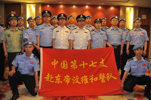 5月21日,我國第十七支赴東帝汶維和警隊隊員啟程前與前來送別的人員合影留念。新華社發(fā)(劉長龍 攝)
