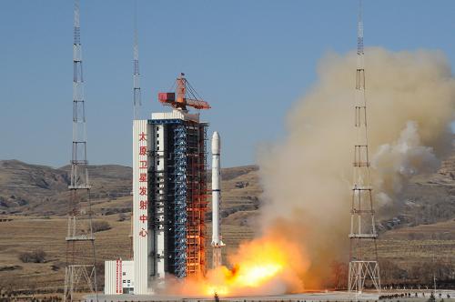 12月15日11時22分,中國太原衛(wèi)星發(fā)射中心用長征四號乙運載火箭將“遙感衛(wèi)星五號”成功送入太空。“遙感衛(wèi)星五號”由中國航天科技集團公司研制,主要用于國土資源勘查、環(huán)境監(jiān)測與保護、城市規(guī)劃、農(nóng)作物估產(chǎn)、防災(zāi)減災(zāi)和空間科學(xué)試驗等領(lǐng)域的數(shù)據(jù)采集和傳輸任務(wù)。新華社記者 朱鴻亮 攝