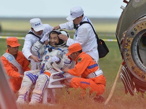 6月26日,航天員張曉光自主出艙后敬禮。新華社記者 任軍川攝