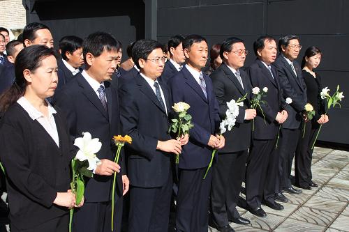 4月21日,中國駐敘利亞使館全體工作人員、中國駐敘新聞機構、中資機構代表100余人在大馬士革的中國使館內(nèi)為青海玉樹地震災難中死難的同胞舉行哀悼儀式。新華社發(fā)(巴西姆攝)