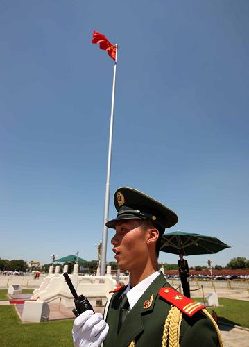 7月5日,天安門國旗護(hù)衛(wèi)隊(duì)?wèi)?zhàn)士杜晨晨在天安門廣場(chǎng)國旗下領(lǐng)班執(zhí)勤。當(dāng)日,北京最高氣溫37攝氏度,國旗護(hù)衛(wèi)隊(duì)?wèi)?zhàn)士在高溫下紋絲不動(dòng)地站崗數(shù)小時(shí),完成每一班崗的執(zhí)勤任務(wù)。新華社記者 高學(xué)余 攝