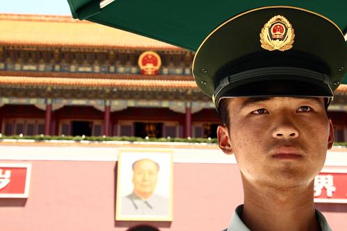7月5日,天安門國旗護(hù)衛(wèi)隊(duì)?wèi)?zhàn)士陳濟(jì)寧在天安門廣場(chǎng)金水橋上站崗執(zhí)勤。新華社記者 高學(xué)余 攝