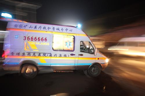 4月5日,載有獲救礦工的救護車駛向醫(yī)院。新華社記者 邢廣利 攝