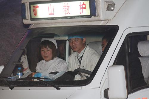 4月5日,救護車在現(xiàn)場待命。新華社記者 邢廣利 攝