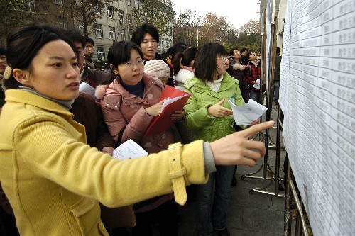 12月9日,考生在南京林業(yè)大學(xué)考點(diǎn)查找自己的考場(chǎng)。 當(dāng)日,2008年中央機(jī)關(guān)及其直屬機(jī)構(gòu)公務(wù)員招錄考試公共科目筆試在全國(guó)31個(gè)省、市、自治區(qū)同時(shí)進(jìn)行。此次考試江蘇省安排了南京主考區(qū)和無(wú)錫、徐州、揚(yáng)州3個(gè)分考區(qū),共設(shè)32個(gè)考點(diǎn),1366個(gè)考場(chǎng),考生總數(shù)為38667名,人數(shù)創(chuàng)歷年之最。