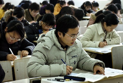 12月9日,考生在南京林業(yè)大學(xué)的考場(chǎng)內(nèi)答卷。 當(dāng)日,2008年中央機(jī)關(guān)及其直屬機(jī)構(gòu)公務(wù)員招錄考試公共科目筆試在全國(guó)31個(gè)省、市、自治區(qū)同時(shí)進(jìn)行。此次考試江蘇省安排了南京主考區(qū)和無(wú)錫、徐州、揚(yáng)州3個(gè)分考區(qū),共設(shè)32個(gè)考點(diǎn),1366個(gè)考場(chǎng),考生總數(shù)為38667名,人數(shù)創(chuàng)歷年之最。