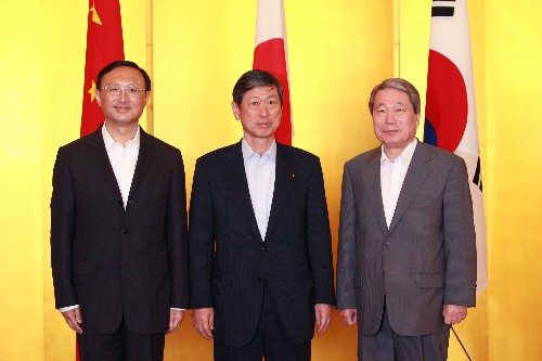 6月14日,在日本首都東京,中國外交部長楊潔篪(左)、日本外相高村正彥(中)、韓國外交通商部長官柳明桓在會(huì)前合影。