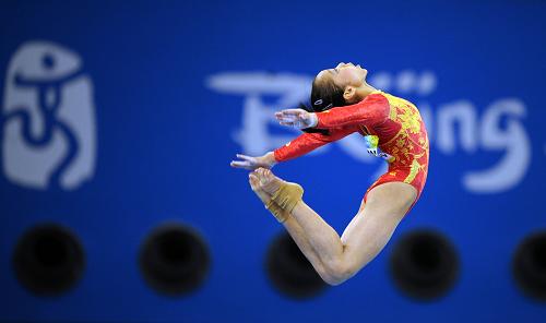 8月13日,中國選手鄧琳琳在進(jìn)行平衡木比賽。當(dāng)日,中國女子體操隊(duì)在國家體育館舉行的北京奧運(yùn)會(huì)體操女子團(tuán)體決賽中奪得冠軍。 新華社記者程敏攝