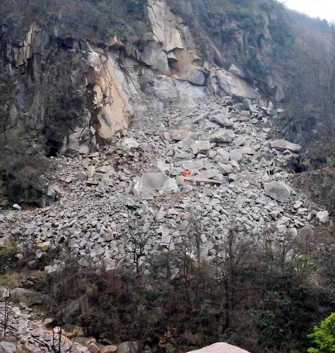 這是4月1日拍攝的礦山爆炸事故現(xiàn)場。3月31日19時許,湖北省興山縣水月寺鎮(zhèn)吊溪巖石材礦山發(fā)生爆炸事故,爆破員在試搭線時突然發(fā)生意外爆炸,7名采石場工人在山體滑坡中被埋。經(jīng)過全力搜救,截至4月1日11時,救援人員已在事故現(xiàn)場發(fā)現(xiàn)4具遇難者遺體。 新華社發(fā)(蔡鈞庭 攝)