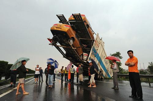 6月14日下午,在京臺(tái)高速公路蚌埠段,一輛運(yùn)輸轎車的大貨車因風(fēng)雨天氣失控沖出道路,栽進(jìn)溝里。當(dāng)日,安徽多個(gè)地區(qū)遭遇大風(fēng)襲擊,部分地區(qū)出現(xiàn)冰雹。截至發(fā)稿時(shí),風(fēng)災(zāi)已至少造成8人死亡,120人受傷。新華社發(fā)