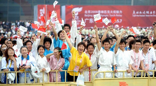 5月7日,廣州群眾為奧運(yùn)圣火傳遞活動(dòng)加油。當(dāng)日,北京奧運(yùn)圣火傳遞活動(dòng)在廣東省廣州市舉行。 新華社記者劉力航攝