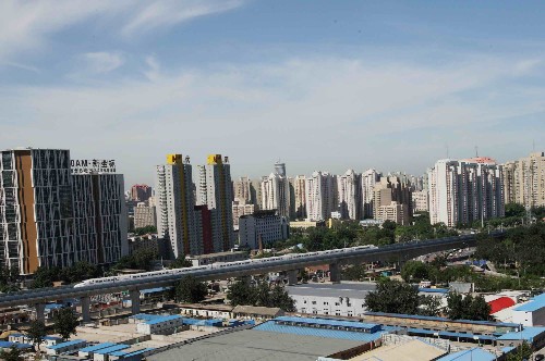 京津城際鐵路進(jìn)入第二階段試運(yùn)行 新華社照片,北京,2008年7月12日 京津城際鐵路進(jìn)入第二階段試運(yùn)行 7月12日,一列動(dòng)車組列車行進(jìn)在京津城際鐵路北京城區(qū)路段。當(dāng)日,京津城際鐵路進(jìn)入第二階段試運(yùn)行。將于8月1日起正式運(yùn)營(yíng)的京津城際鐵路是我國(guó)第一條具有自主知識(shí)產(chǎn)權(quán)、具有國(guó)際一流水平的高速城際鐵路。該鐵路連接北京、天津兩個(gè)直轄市,全長(zhǎng)120公里。 新華社記者汪永基攝