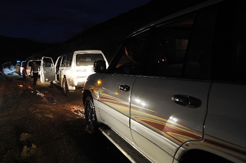 10月6日,通往震中的道路堵塞,大量救災(zāi)車輛被堵。新華社記者 普布扎西 攝