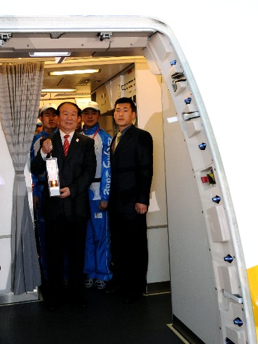 4月5日,北京奧組委執(zhí)行副主席蔣效愚手持火種燈走出機(jī)艙。當(dāng)日,搭載北京奧運(yùn)圣火的專(zhuān)機(jī)到達(dá)英國(guó)首都倫敦。6日,北京奧運(yùn)會(huì)圣火境外傳遞第四站的傳遞活動(dòng)將在倫敦舉行。 新華社記者 周文杰 攝