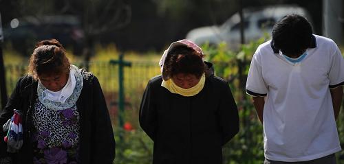 遼寧撫順舉行儀式哀悼遇難同胞 哀悼儀式上的武警官兵(8月24日攝)。 8月24日,遼寧省撫順市在清原縣南口前鎮(zhèn)舉行哀悼儀式,悼念在“8·16”特大洪災(zāi)中遇難的群眾。撫順市市長欒慶偉同時宣布洪災(zāi)中遇難人數(shù)上升至76人。 新華社記者 姚劍鋒攝