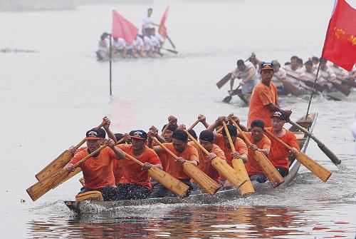 6月15日,紹興市越城區(qū)的農(nóng)民劃著自制的龍舟奮力爭先。 當(dāng)日,浙江省紹興市越城區(qū)舉行第三屆農(nóng)民龍舟賽,由各村鎮(zhèn)組成的14支農(nóng)民龍舟隊參賽,喜慶端午節(jié)。新華社發(fā)(袁云 攝)