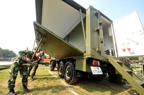8月6日,在福州戰(zhàn)坂訓練基地,衛(wèi)勤人員安裝手術檢驗方艙車。新華社發(fā)(李濤攝)