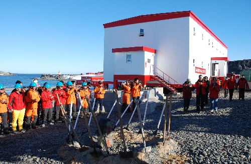 1月16日,中國南極長城站的大規(guī)模擴(kuò)建工程正式開工。根據(jù)中國極地考察“十五”能力建設(shè)項目的安排,中國將在長城站新建900多平方米的科研辦公樓、600多平方米的綜合活動中心,以及鍋爐房、污水處理棟、廢物處理棟和配套管線、儲油系統(tǒng)等室外工程,總擴(kuò)建面積約1800平方米。擴(kuò)建工程計劃于2008年完工。 新華社記者 張建松 攝