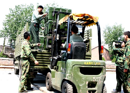 5月13日,解放軍總后駐京某綜合倉庫官兵在裝運(yùn)準(zhǔn)備發(fā)往四川汶川地震災(zāi)區(qū)的救災(zāi)物資。 四川汶川地震發(fā)生后,中國人民解放軍總后勤部迅速成立抗震救災(zāi)領(lǐng)導(dǎo)小組,并要求各部隊(duì)做好抗震救災(zāi)中的各項(xiàng)物資、車輛運(yùn)輸和醫(yī)療救護(hù)保障等工作。 新華社發(fā)(趙建偉攝)