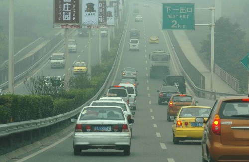 11月23日,車輛在大霧籠罩的國(guó)道210線行駛。11月22日晚至11月23日早晨,重慶市出現(xiàn)大霧天氣,造成部分航班延誤,成渝等高速公路先后因大霧而暫時(shí)封閉。新華社記者 周衡義 攝