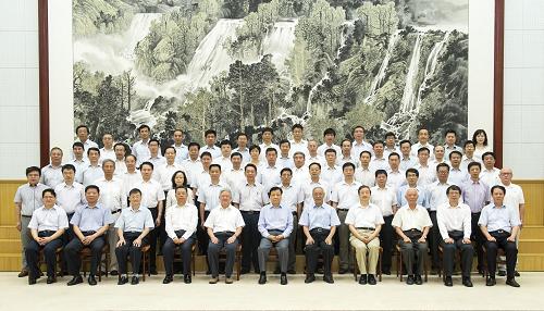 8月5日,受中共中央總書記、國家主席、中央軍委主席習(xí)近平委托,中共中央政治局常委、中央書記處書記劉云山在北戴河看望參加2013年暑期休假活動(dòng)的專家,代表黨中央、國務(wù)院向全國各條戰(zhàn)線各個(gè)領(lǐng)域廣大專家等各類優(yōu)秀人才,表示親切問候和良好祝愿。 新華社記者李學(xué)仁攝