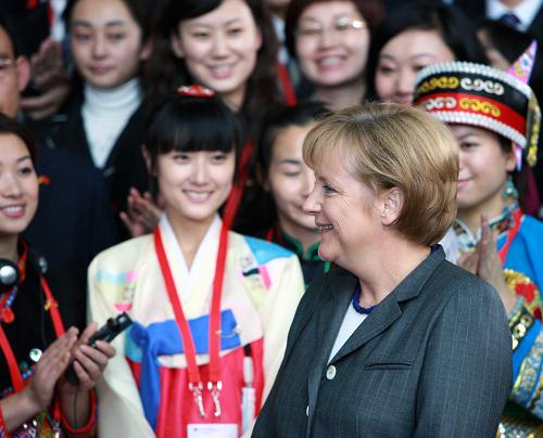 10月14日,德國總理默克爾在首都柏林的總理府接見由奧運冠軍、奧運優(yōu)秀志愿者、抗震救災先進個人代表、基層團組織優(yōu)秀代表等400名先進典型人物組成的中國青年代表團。 新華社記者羅歡歡攝