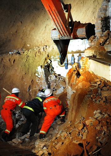 陜西子洲滑坡災(zāi)害已造成17人遇難 3月10日深夜,參與救援的消防官兵正在現(xiàn)場開展施救工作。 記者從陜西省子洲縣委宣傳部了解到,截至3月11日早晨,子洲縣10日凌晨發(fā)生的山體滑坡災(zāi)害16人獲救,遇難人數(shù)上升至17人,仍有11人下落不明。目前,救援現(xiàn)場氣溫很低,救援人員仍在全力開展救援。 新華社記者 陶明 攝