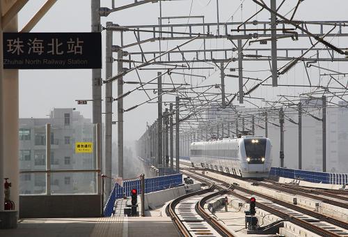 12月31日,試運(yùn)行的廣珠城際鐵路和諧號(hào)列車到達(dá)珠海北站。新華社發(fā)(席湖 攝)